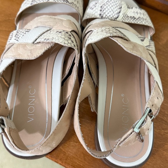 Vionic flat Tan and Cream Sandals with Crisscross Straps shoes - Picture 11 of 13